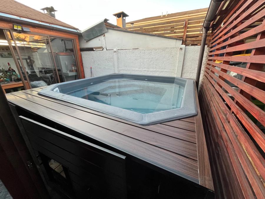 Jacuzzi instalado con deck de madera