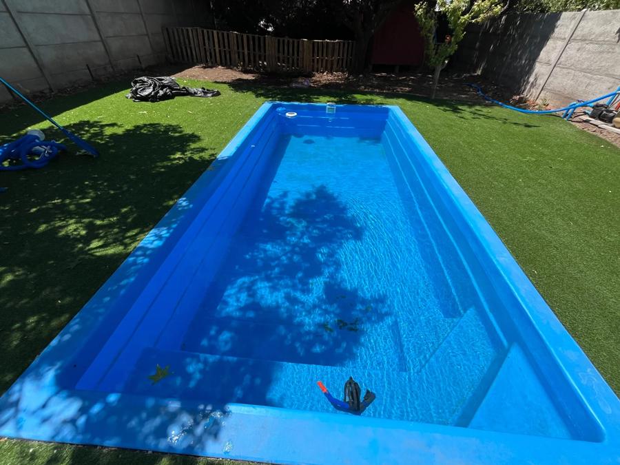 Piscina de fibra de vidrio instalada en un patio