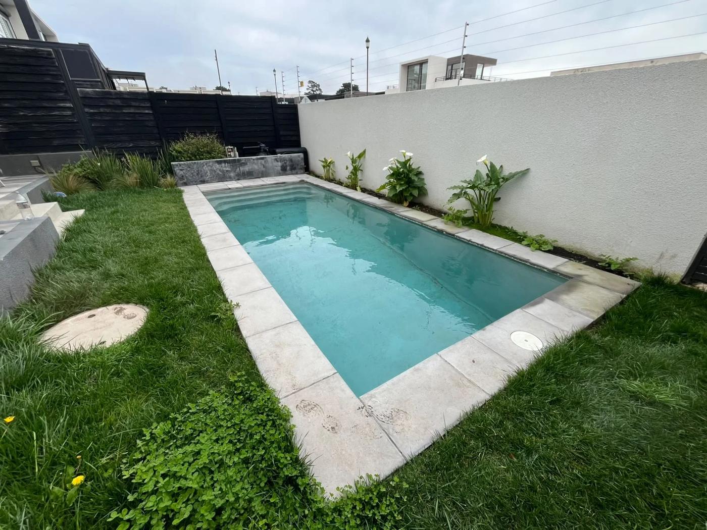 Piscina con bordes y terminaciones exteriores