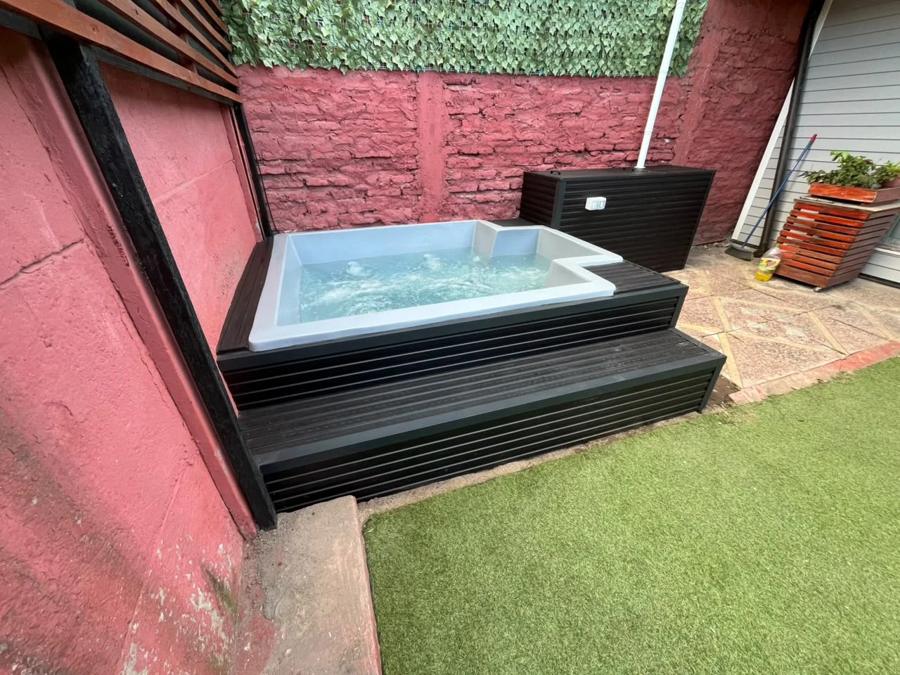 Jacuzzi semienterrado con deck