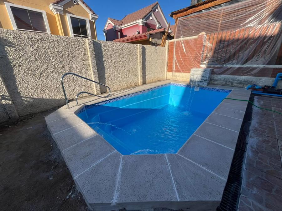 Piscina durante el relleno y terminación