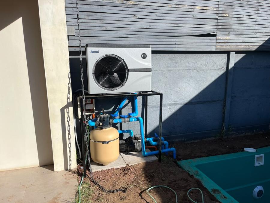 Bomba de calor instalada junto a piscina